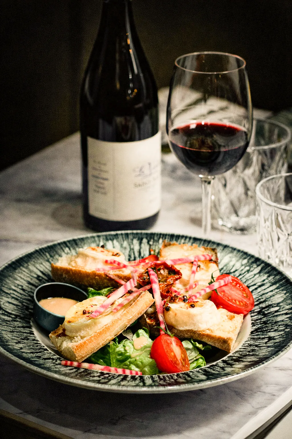 Assiette et verre de vin sur table en marbre