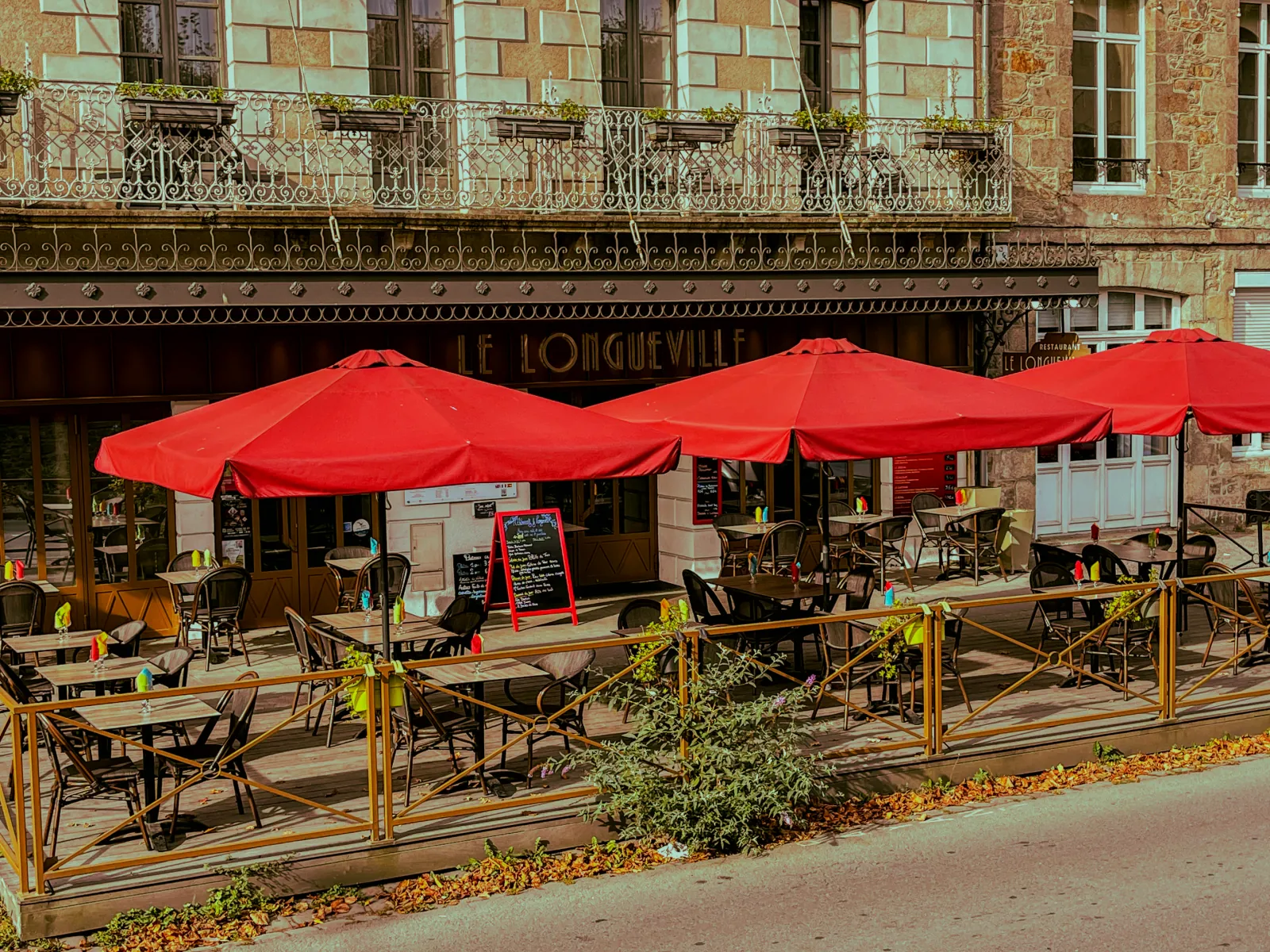 La terrasse sous les parasols rouges