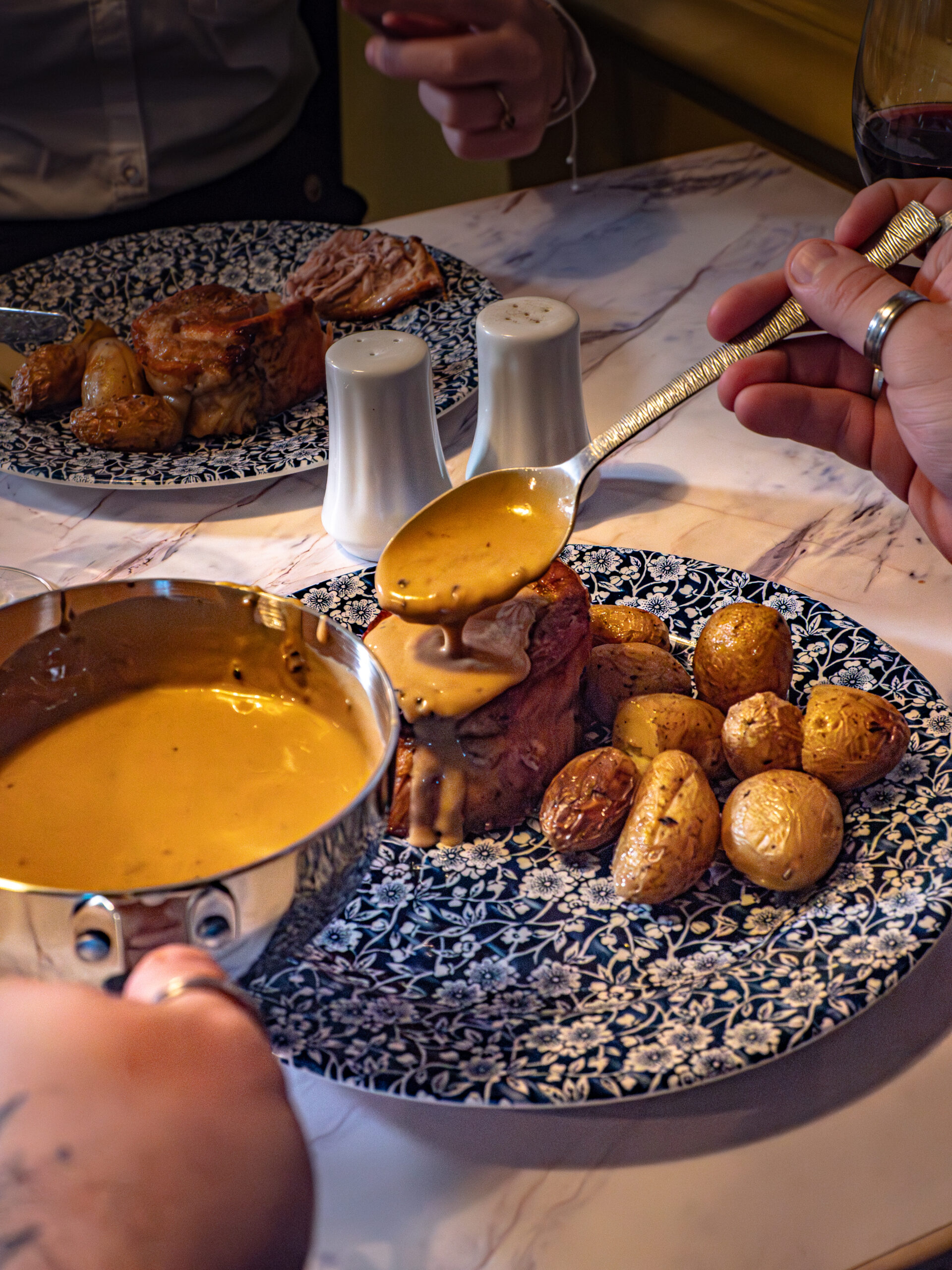 Plat à partager posé au centre de la table — brunch du dimanche au restaurant Le Longueville à Dinan, Bretagne